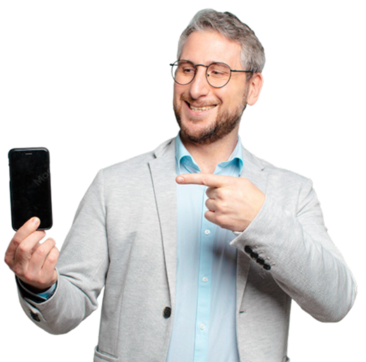 Hombre con anteojos sonríe mientras sostiene un teléfono celular y señala su pantalla.